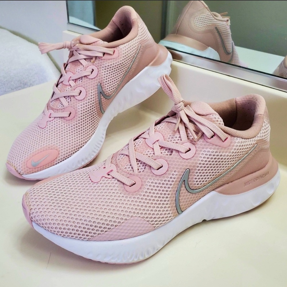 Nike Wmns Renew Run 'Barely
Rose' Size 10